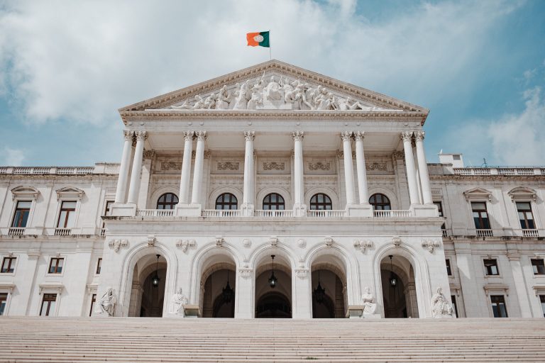 Aliança Democrática (PSD e CDS) agrega mais um partido Assembleia da República / Parlamento (Governo) - New Men
