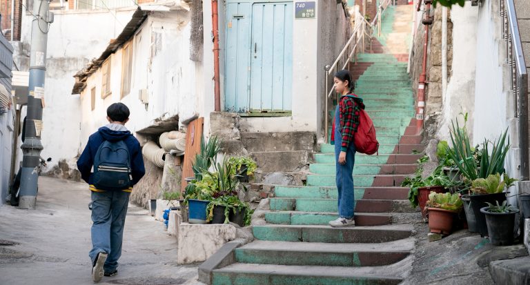 Primeiro filme de Celine Song é um romance moderno que questiona o destino