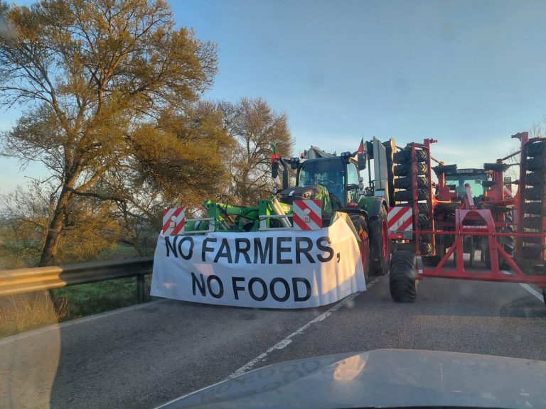 Agricultores portugueses realizam protesto nacional Trator (Agricultores) - New Men