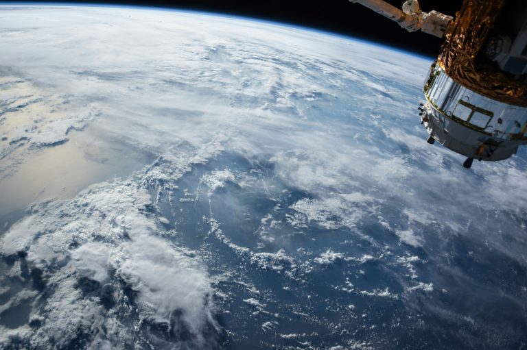 Portugal volta a lançar satélite para o espaço 30 anos depois Satélite - New Men
