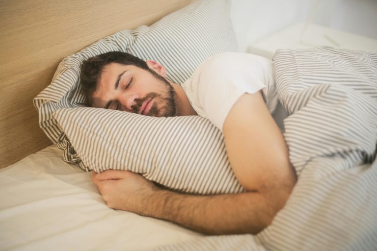 Portugueses contrariam especialistas do sono e utilizam telemóvel antes de dormir