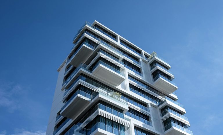 Imobiliário português com desempenho estável no 1º trimestre do ano, diz estudo da JLL