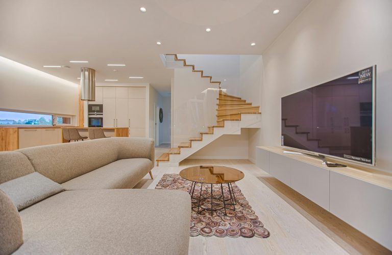 Comprar casa para renovar ou já reformada: quanto se poupa?