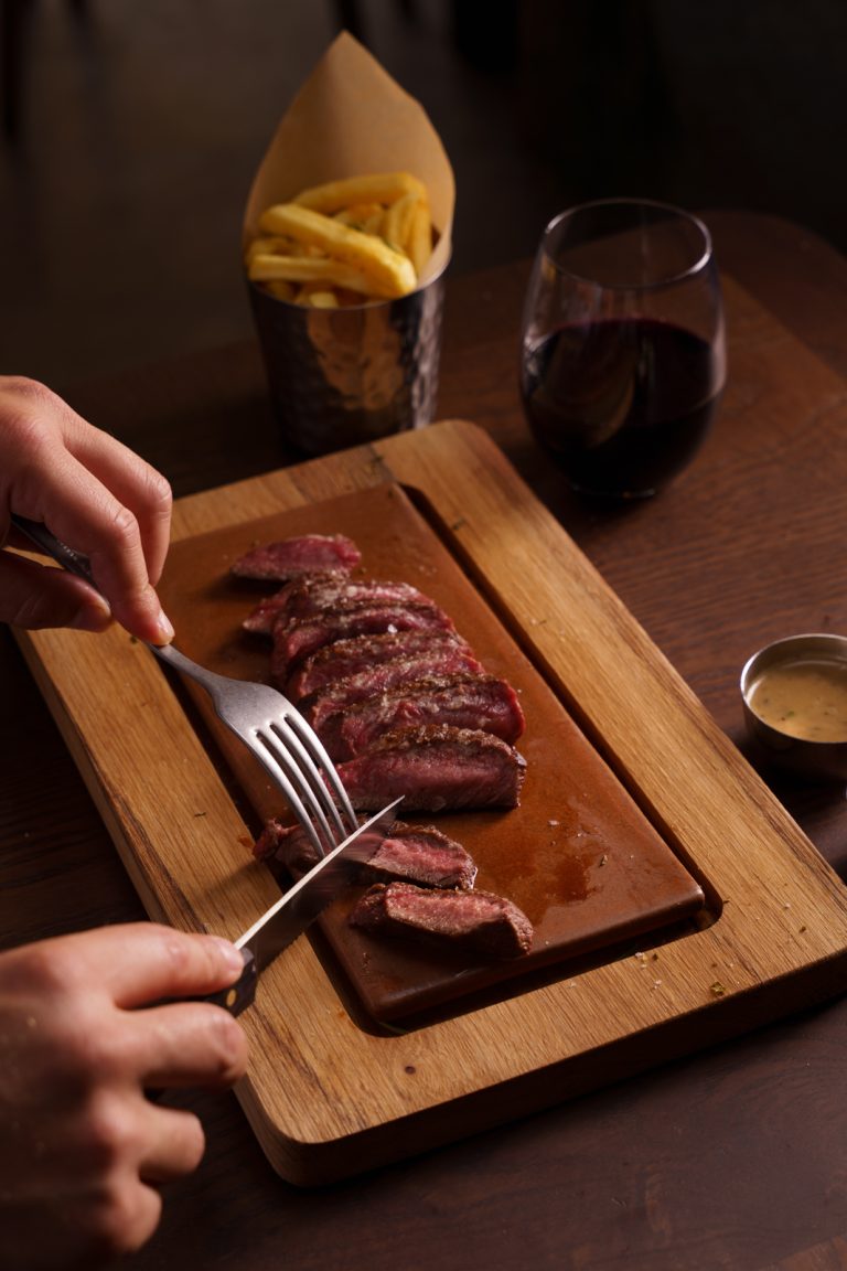 Blade: o novo restaurante em Lisboa onde o bife é o centro das atenções e a entrada e a sobremesa são oferta