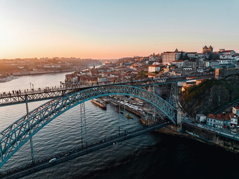 Cidades em versão digital: como Porto, Lisboa e Guimarães estão a testar um modelo de descarbonização urbana