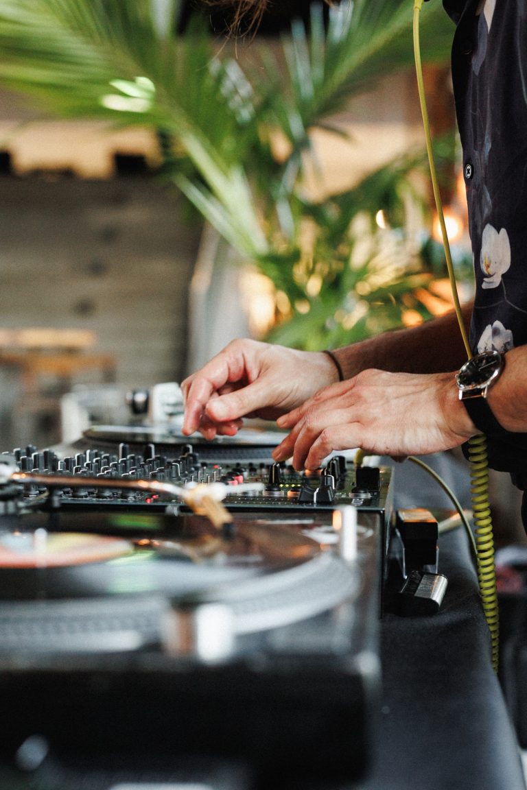 Há uma nova experiência a não perder em Lisboa, que junta brunch, baristas Delta Cafés e live DJ na Praça Beato