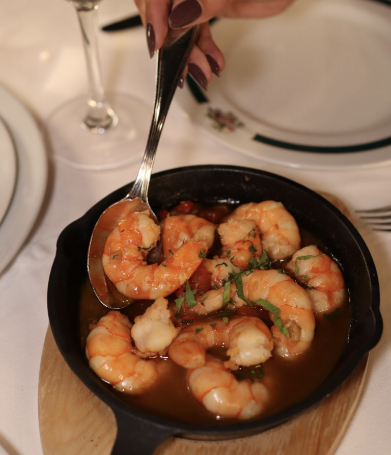 Há 50 anos que este restaurante faz parte dos verões de Cascais. Agora celebra a época das gambas.