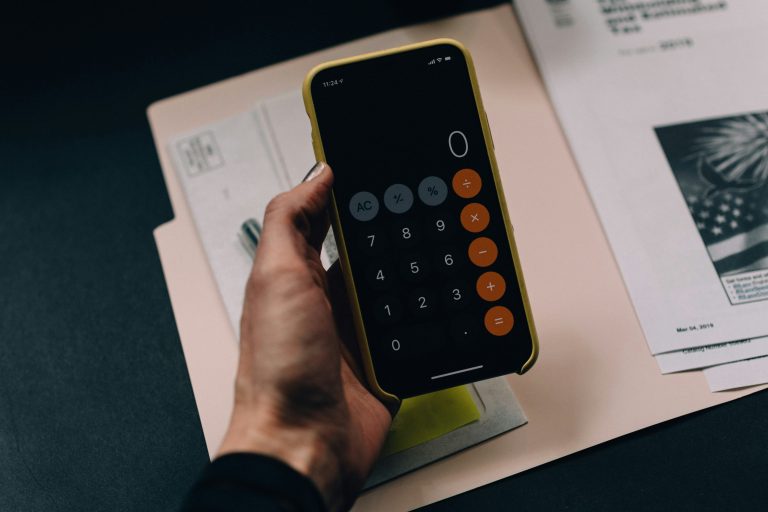 5 erros que podem comprometer as finanças pessoais durante as férias de verão